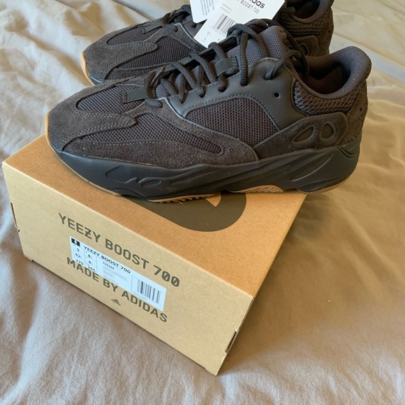 BRAND NEW YEEZY BOOST 700 - sz 9 - Picture 2 of 4